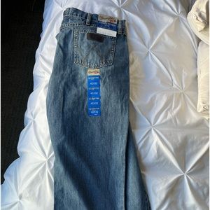 Brand new 20 x  men’s wranglers. Size 42x32. New with tags.